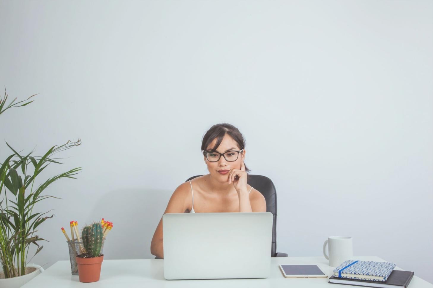 Analyst arbeitet an Bewertungsmodell mit mehreren Bildschirmen